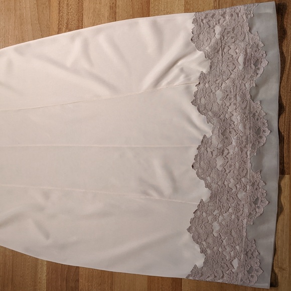 Vintage light pink dress slip with lace trim on bodice and hem by Dorsay - Picture 4 of 8